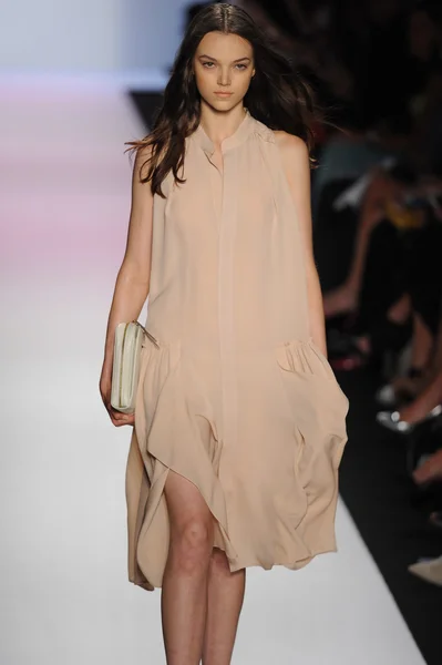 Um modelo caminha na pista no show da BCBGMAXAZRIA — Fotografia de Stock