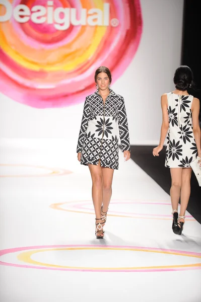 A model walks the runway at the Desigual Spring 2014 fashion show — Stockfoto