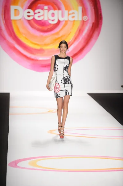 Una modelo camina por la pasarela en el desfile de moda Desigual Spring 2014 —  Fotos de Stock