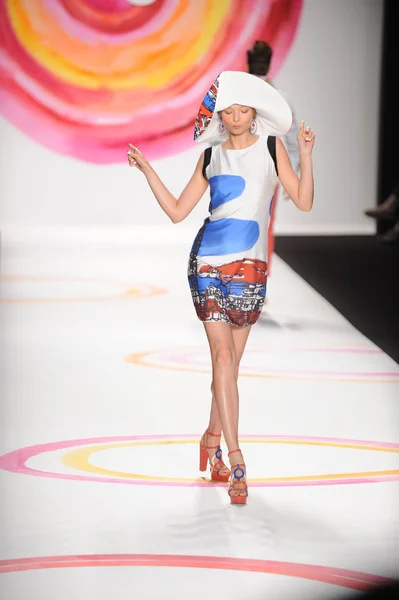 Ein Model läuft bei der Modeschau im Frühjahr 2014 über den Laufsteg — Stockfoto