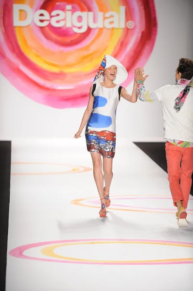 A model walks the runway at the Desigual Spring 2014 fashion show — Stok fotoğraf