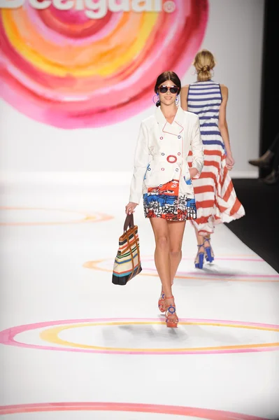 Una modelo camina por la pasarela en el desfile de moda Desigual Spring 2014 —  Fotos de Stock