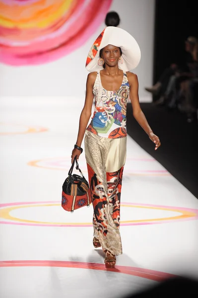 A model walks the runway at the Desigual Spring 2014 fashion show — Stock Photo, Image