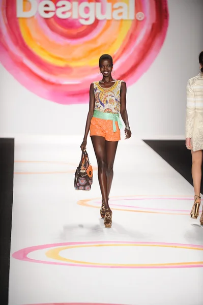 Una modelo camina por la pasarela en el desfile de moda Desigual Spring 2014 —  Fotos de Stock