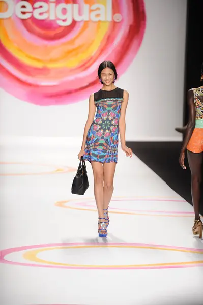 A model walks the runway at the Desigual Spring 2014 fashion show — Stockfoto