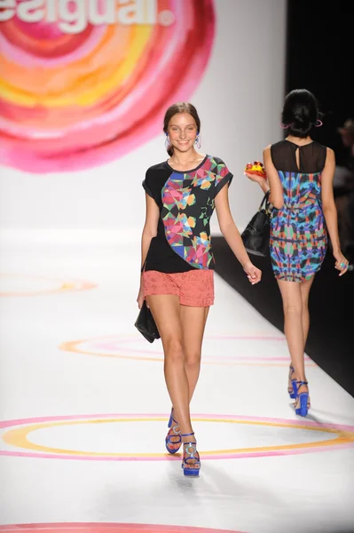 Una modelo camina por la pasarela en el desfile de moda Desigual Spring 2014 —  Fotos de Stock