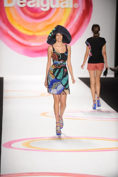 Una modelo camina por la pasarela en el desfile de moda Desigual Spring 2014 — Foto de Stock