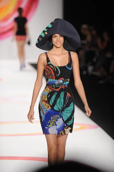 Una modelo camina por la pasarela en el desfile de moda Desigual Spring 2014 — Foto de Stock