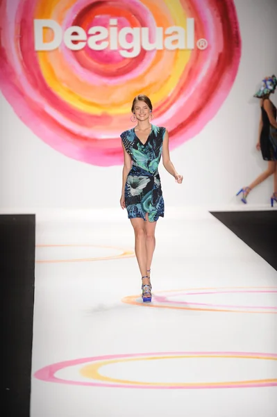 Una modelo camina por la pasarela en el desfile de moda Desigual Spring 2014 —  Fotos de Stock