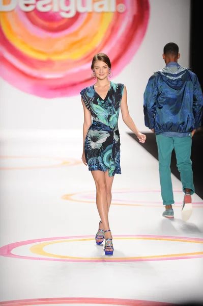 Una modelo camina por la pasarela en el desfile de moda Desigual Spring 2014 — Foto de Stock