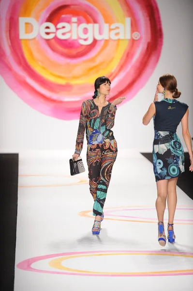 Um modelo caminha na passarela do desigual Spring 2014 — Fotografia de Stock