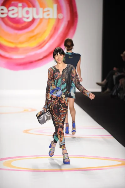 Ein Model läuft bei der Modeschau im Frühjahr 2014 über den Laufsteg — Stockfoto