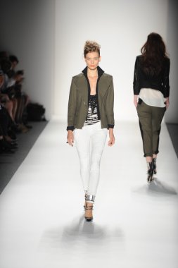 bir model marissa pist yürür webb bahar 2014 defile