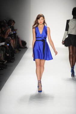 bir model marissa pist yürür webb bahar 2014 defile