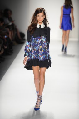 bir model marissa pist yürür webb bahar 2014 defile