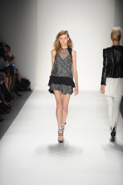 bir model marissa pist yürür webb bahar 2014 defile