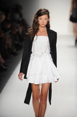 bir model marissa pist yürür webb bahar 2014 defile