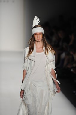 bir model nicholas k göstermek de pist yürür