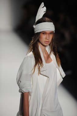 bir model nicholas k göstermek de pist yürür