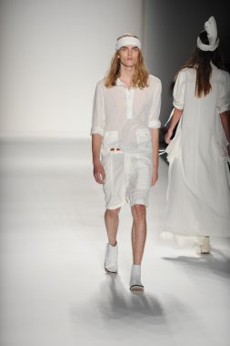 Model nicholas k Fuarı nda pistin final yürümek