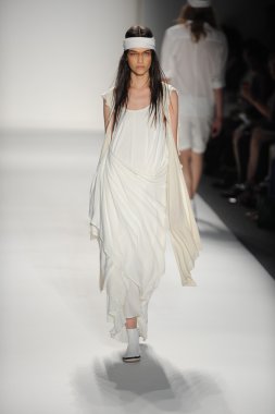 bir model nicholas k göstermek de pist yürür