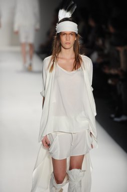 bir model nicholas k göstermek de pist yürür