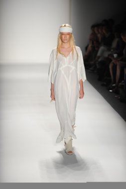 bir model nicholas k göstermek de pist yürür