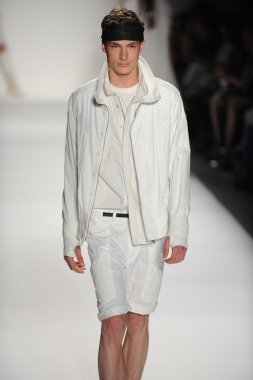 Model nicholas k Fuarı nda pistin final yürümek