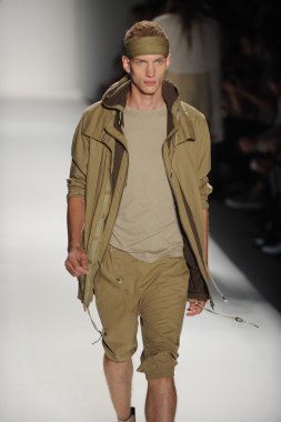 bir model nicholas k göstermek de pist yürür