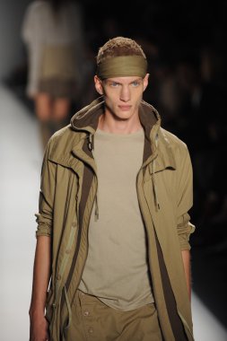 bir model nicholas k göstermek de pist yürür