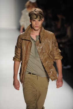 bir model nicholas k göstermek de pist yürür