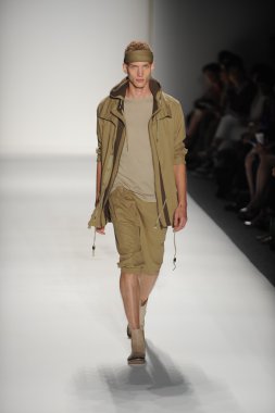 bir model nicholas k göstermek de pist yürür