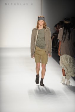 bir model nicholas k göstermek de pist yürür