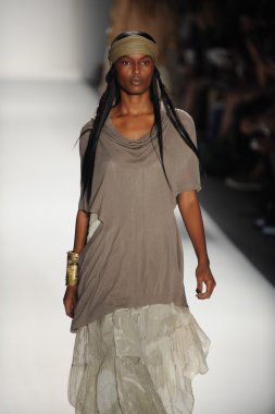 bir model nicholas k göstermek de pist yürür