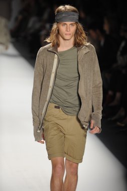 bir model nicholas k göstermek de pist yürür