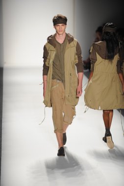 bir model nicholas k göstermek de pist yürür