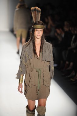 bir model nicholas k göstermek de pist yürür