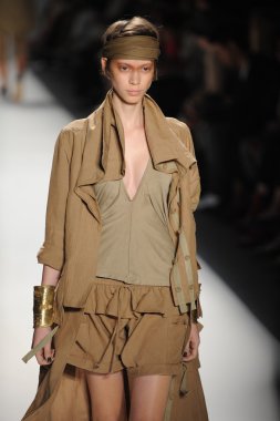 bir model nicholas k göstermek de pist yürür