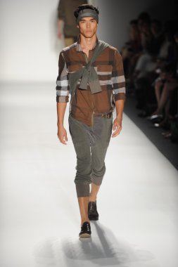 bir model nicholas k göstermek de pist yürür