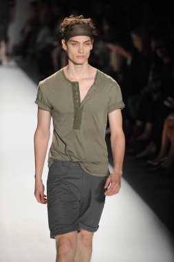 bir model nicholas k göstermek de pist yürür