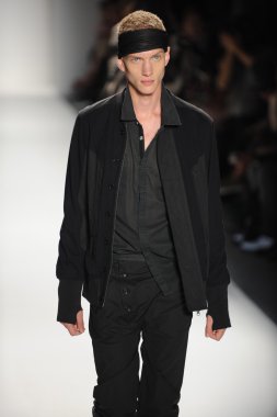 bir model nicholas k göstermek de pist yürür