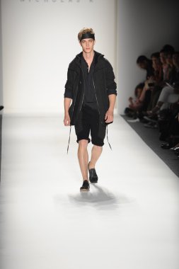 bir model nicholas k göstermek de pist yürür