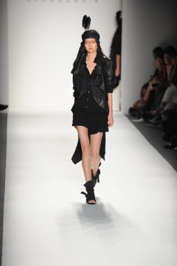 bir model nicholas k göstermek de pist yürür