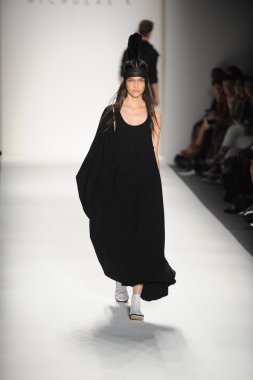 bir model nicholas k göstermek de pist yürür