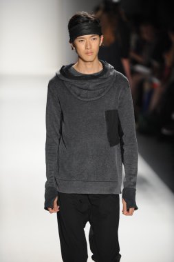bir model nicholas k göstermek de pist yürür