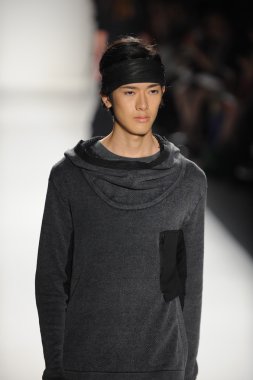 bir model nicholas k göstermek de pist yürür