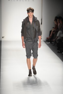 bir model nicholas k göstermek de pist yürür