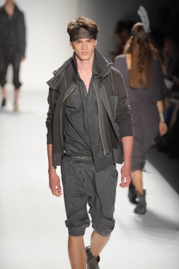 bir model nicholas k göstermek de pist yürür