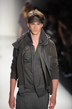 bir model nicholas k göstermek de pist yürür