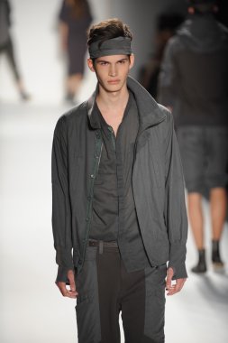 bir model nicholas k göstermek de pist yürür